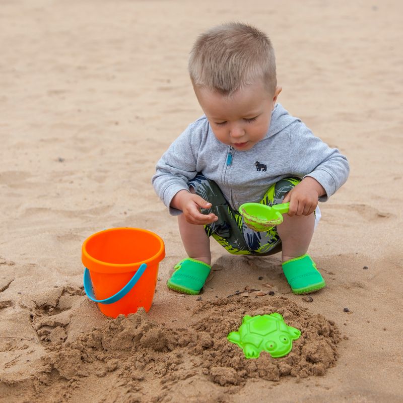 Kind spielt im Sand Kind spielt im Sand